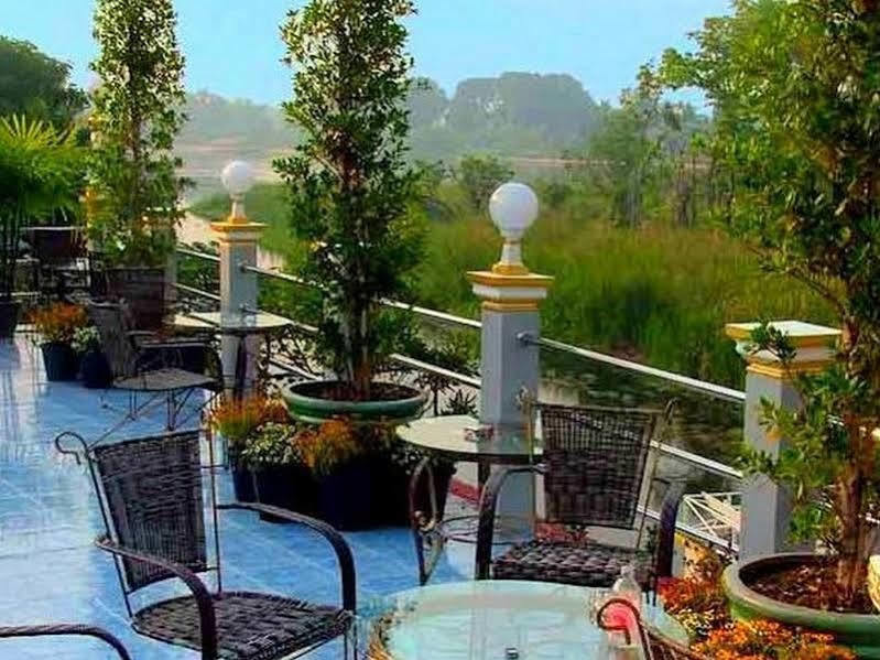 Noble Night Guesthouse Kanchanaburi Ngoại thất bức ảnh